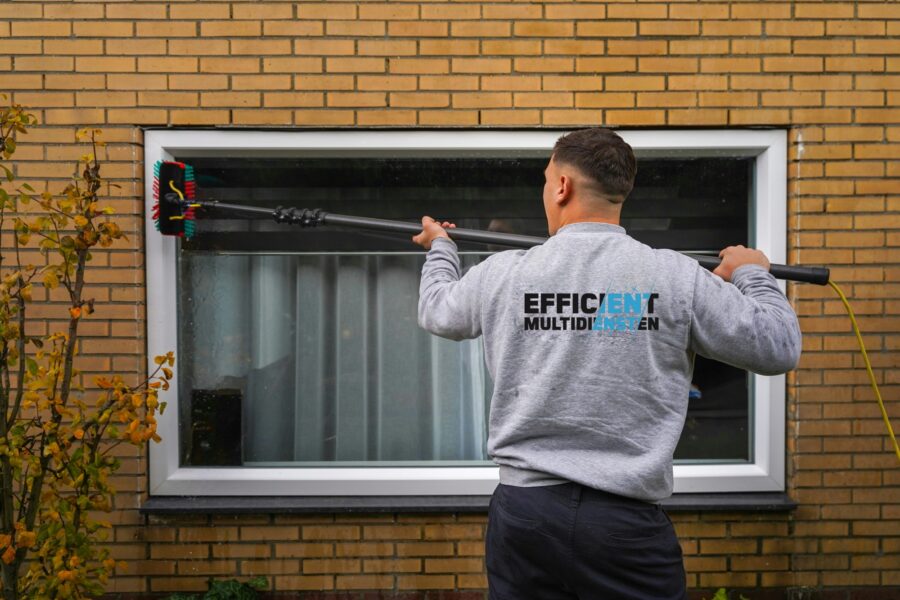 efficient multidiensten medewerker ramen wassen